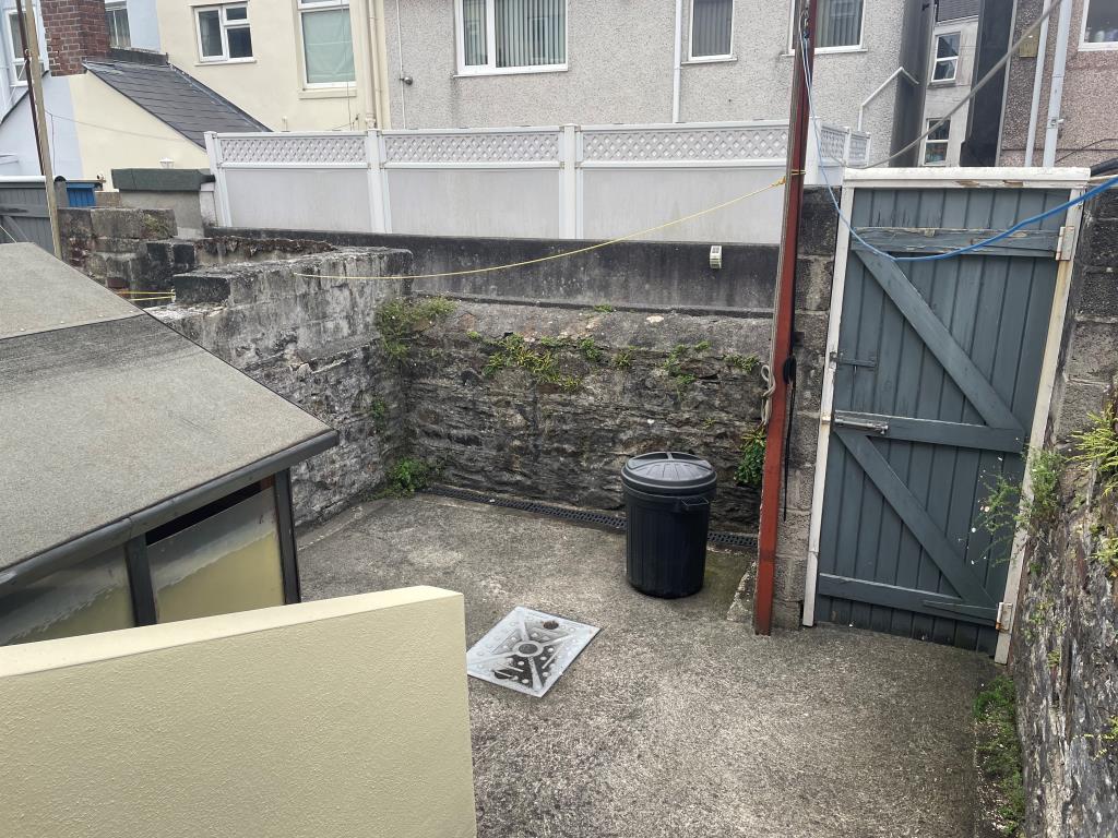 Lot: 66 - TERRACED HOUSE FOR IMPROVEMENT - Rear courtyard